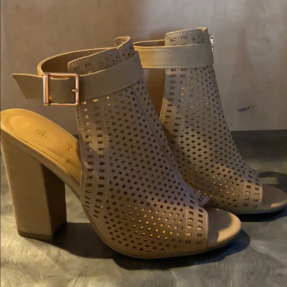 Cute summer heels! CLEARANCE! Spring!